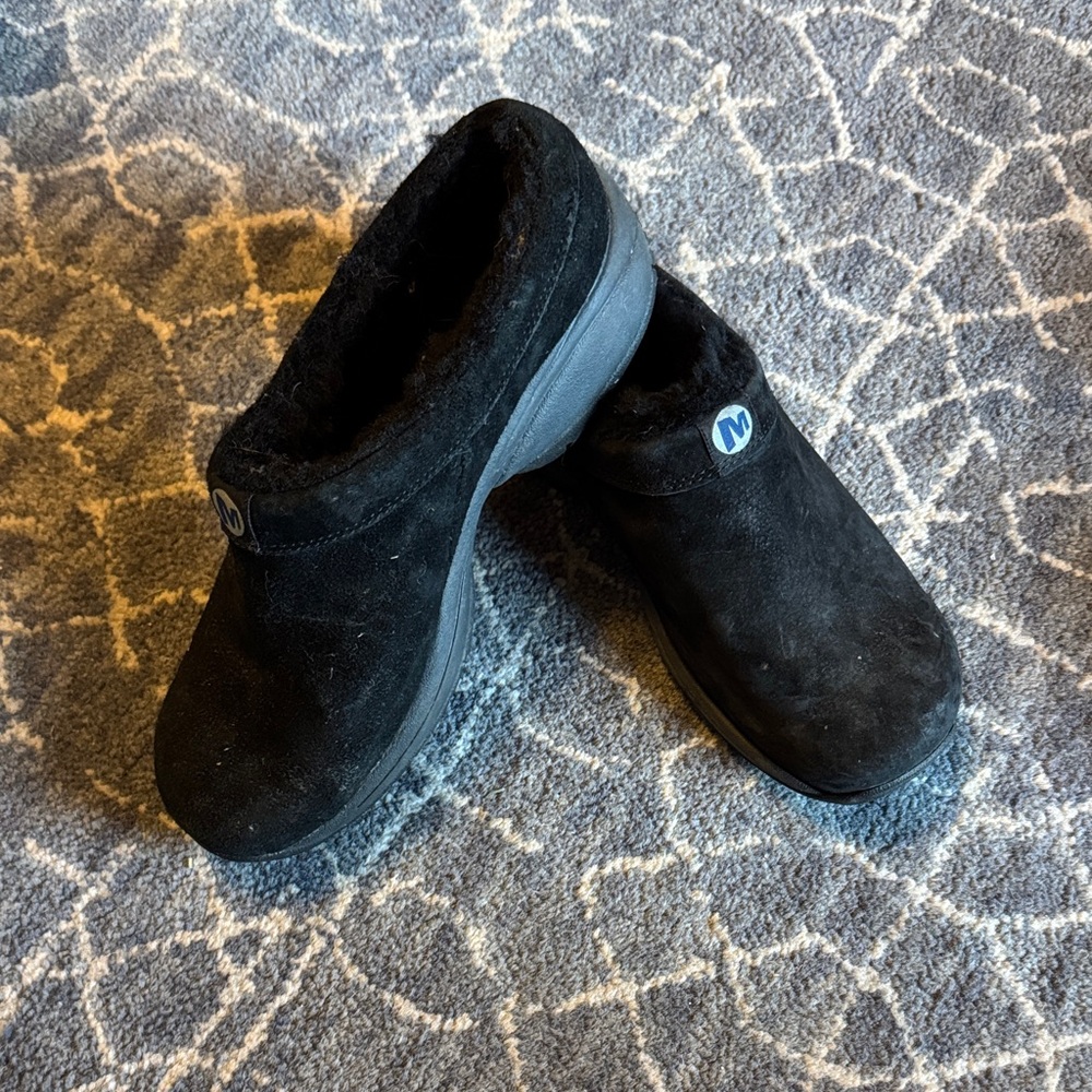Merrill Sz 9.5m Suede lined clogs.